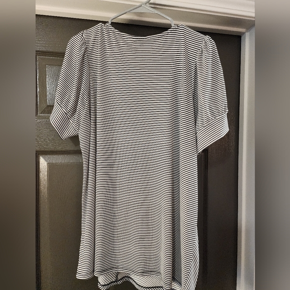 Torrid Plus Size 2 - Studio Crepe V-neck Puff Sleeve Top - Black & White Stripes - Picture 4 of 10